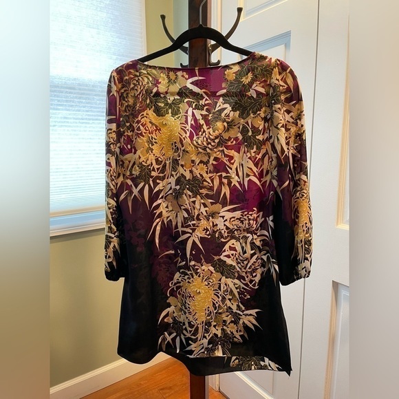 Tahari 3/4 sleeve floral top size Medium - Picture 2 of 3